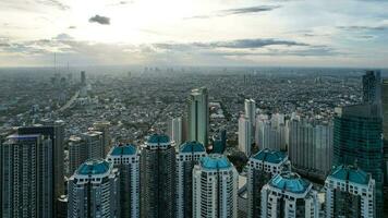 aereo Visualizza di taman anggrek il maggiore shopping centro commerciale e appartamento nel jakarta quando Alba. Giacarta, Indonesia, novembre 28, 2022 foto