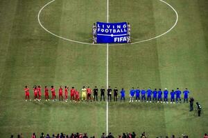 Giocatori linea su per il nazionale inno durante il mille dollari lancio di jakarta internazionale stadio fra persia e Chonburi fc a jakarta internazionale stadio. Giacarta, Indonesia, agosto 1, 2022 foto