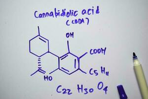 cannabidiolico acido - cbda molecola scritto su il bianca tavola. strutturale chimico formula. formazione scolastica concetto foto