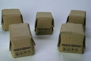 scatole con testo fatto nel Germania isolato bianca bakground foto