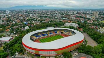 aereo superiore giù Visualizza di il bellissimo scenario di manahan assolo stadio. con paesaggio urbano sfondo. assolo, Indonesia, dicembre 6, 2021 foto