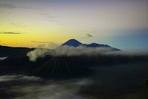 bellissimo colorato Alba al di sopra di montare bromo e selvaggio isola nel montare bromo nazionale parco foto