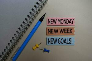 nuovo lunedì, nuovo settimana, nuovo obiettivi su il appiccicoso Appunti con ufficio scrivania foto