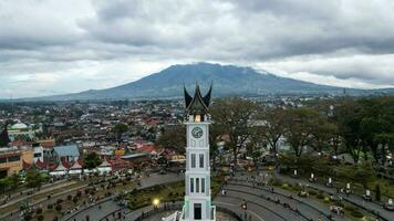 aereo Visualizza di marmellata gadang, un' storico e maggior parte famoso punto di riferimento nel bukittinggi città, un icona di il città e il maggior parte visitato turista destinazione di turisti. bukittinggi, Indonesia, gennaio 25, 2023 foto