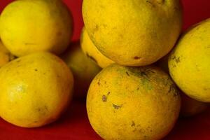 fresco arancia frutta nel il rosso sfondo foto