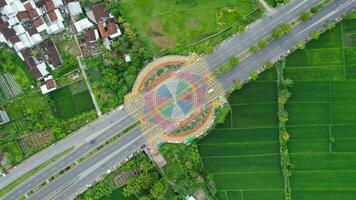 aereo Visualizza di il città colorato monumento tembolak arcobaleno su mataram. il più recente icona a partire dal il città di mataram Indonesia. lombok, Indonesia, marzo 22, 2022 foto