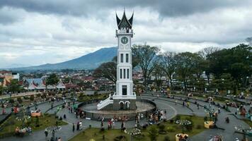 aereo Visualizza di marmellata gadang, un' storico e maggior parte famoso punto di riferimento nel bukittinggi città, un icona di il città e il maggior parte visitato turista destinazione di turisti. bukittinggi, Indonesia, gennaio 25, 2023 foto