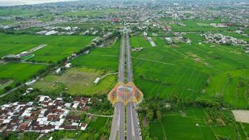 aereo Visualizza di il città colorato monumento tembolak arcobaleno e mataram città la metropolitana monumento. il più recente icona a partire dal il città di mataram Indonesia. lombok, Indonesia, marzo 22, 2022 foto