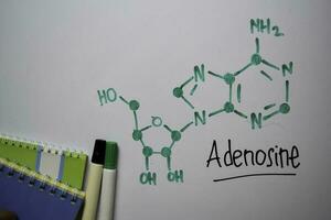adenosina molecola Scrivi su il bianca tavola. strutturale chimico formula. formazione scolastica concetto foto
