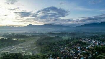 aereo Visualizza di situ bagendit è un' famoso turista individuare nel garut con montagna Visualizza. garut, Indonesia, Maggio 19, 2022 foto