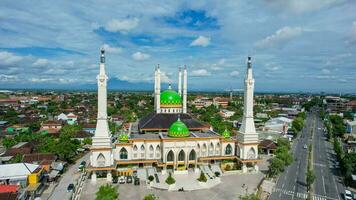 aereo Visualizza di baiturrahman sukoharjo mille dollari moschea. esso è il maggiore moschea nel sud-est Asia. assolo - Indonesia. dicembre 6, 2021 foto