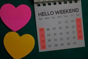 superiore Visualizza Ciao fine settimana testo su un' calendario isolato su ufficio scrivania foto
