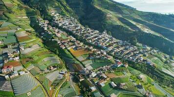 aereo Visualizza di il Nepal furgone Giava è un' rurale giro su il versante di montare sommando, il bellezza di edificio case nel il campagna di il versante di montagna. magelang, Indonesia, dicembre 6, 2021 foto