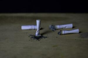 sigarette su di legno tavolo con nero sfondo. fumo sigarette concetto foto