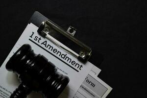 1 ° emendamento testo su documento e martelletto isolato su ufficio scrivania. legge concetto foto