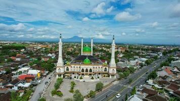 aereo Visualizza di baiturrahman sukoharjo mille dollari moschea. esso è il maggiore moschea nel sud-est Asia. assolo - Indonesia. dicembre 6, 2021 foto