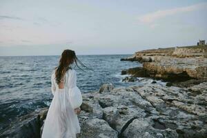 bellissimo donna bianca vestito in piedi all'aperto stile di vita inalterato foto