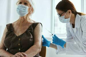 anziano donna con un' medico vaccino passaporto Salute cura foto