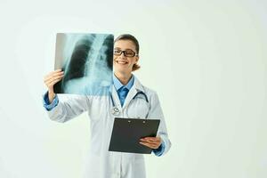 femmina medico nel bianca cappotto e medicina ospedale visita medica foto