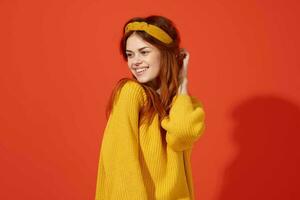 donna nel giallo maglione con fascia per capelli moda hippie retrò capi di abbigliamento foto