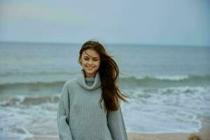 allegro donna nuvoloso tempo metereologico di il mare viaggio fresco aria inalterato foto