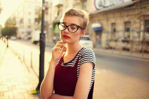 corto dai capelli donna indossare bicchieri camminare sole vacanza foto