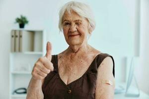 emotivo vecchio donna cerotto su spalla vaccino passaporto immunità protezione foto