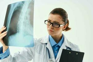 femmina medico nel bianca cappotto raggi X diagnostica avvicinamento foto