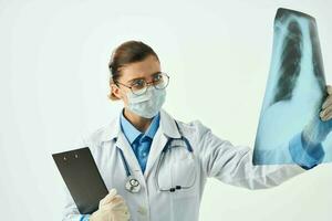 femmina medico medico maschera bianca cappotto opera professionale ospedale foto
