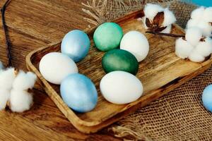 colorato Pasqua uova su di legno tavola verbena avvicinamento decorazione foto