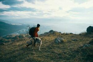 donna giocando con cane all'aperto viaggio amicizia insieme foto