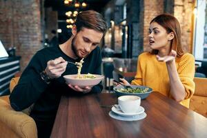 sposato coppia nel un' ristorante romantico cena comunicazione foto