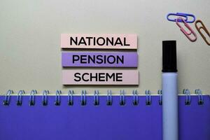 nazionale pensione schema testo su appiccicoso Appunti isolato su ufficio scrivania foto