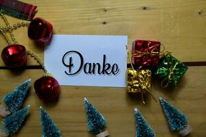 danke Scrivi su etichetta con di legno sfondo. esso si intende grazie voi. telaio di Natale decorazione. foto