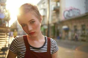 bella donna a partire dal corto capelli all'aperto camminare avvicinamento foto