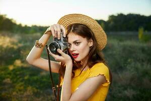 donna fotografo giallo maglietta istantanea natura fresco aria foto