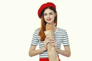 donna nel un' rosso cappello con un' francese pagnotta nel sua mani un' merenda buongustaio stile di vita foto