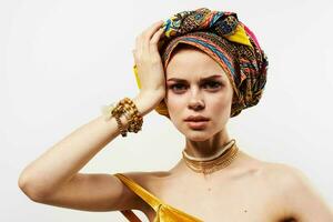 bella donna Tenere sua testa decorazione multicolore turbante moda leggero sfondo foto
