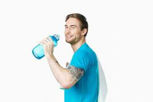 uomo nel blu maglietta acqua bottiglia Salute fitness foto