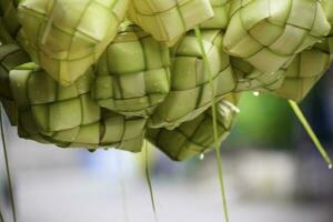 Ketupat asiatico riso gnocco. Ketupat è un' naturale riso involucro fatto a partire dal giovane Noce di cocco le foglie per cucinando riso durante eid mubarak eid ul Fitr foto