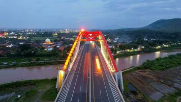 aereo Visualizza di il kalikuto ponte, un iconico rosso ponte a trans Giava Pedaggio strada, batang quando Alba. centrale Giava, Indonesia, dicembre 6, 2021 foto