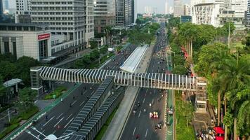 aereo Visualizza di il un' folla di persone godere Domenica mattina vicino bunderan Hotel Indonesia la zona. auto gratuito giorno è infine indietro dopo il numero di covid19. Giacarta, Indonesia, agosto 23, 2022 foto