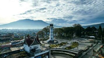 aereo Visualizza di marmellata gadang, un' storico e maggior parte famoso punto di riferimento nel bukittinggi città, un icona di il città e il maggior parte visitato turista destinazione di turisti. bukittinggi, Indonesia, gennaio 25, 2023 foto