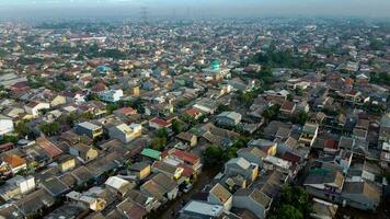 aereo pov Visualizza raffigurazione di allagamento. devastazione battuto dopo massiccio naturale disastri a bekasi - Indonesia foto