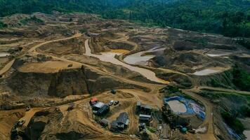 aereo Visualizza di opera di camion e il scavatrice nel un Aperto fossa su oro estrazione. centrale sulawesi, Indonesia, marzo 3, 2022 foto