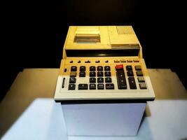 vecchio calcolatrice antico denaro contante Registrati, aggiungendo macchine o antico calcolatrice nel Museo mandiri. Giacarta, Indonesia, aprile 8, 2019 foto