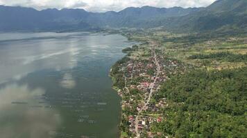 aereo Visualizza di panorama di maninjau lago ovest sumatra, danau maninjau. sumatra, Indonesia, gennaio 24, 2023 foto