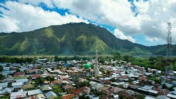 aereo Visualizza di alcuni agricolo i campi nel sembalun. sembalun è situato su il pendenza di montare rinjani e è circondato di bellissimo verde montagne. lombok, Indonesia, marzo 22, 2022 foto