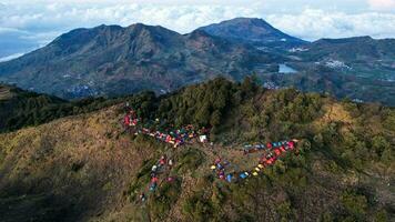 aereo Visualizza di bellezza montagna picchi prau dieng, centrale Giava e il scalatori e tenda. wonosobo, Indonesia foto