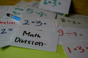 matematica divisione Scrivi su un' appiccicoso Nota isolato su ufficio scrivania. formazione scolastica concetto foto